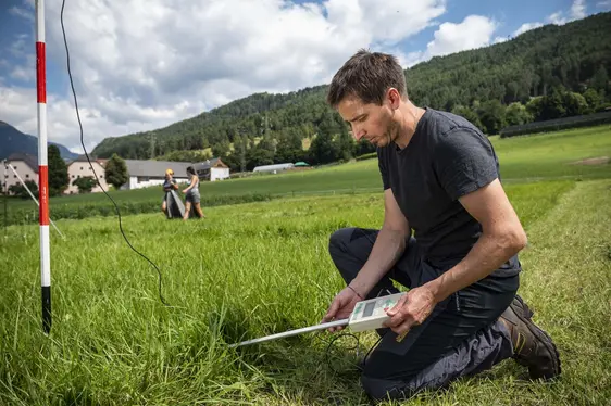 Fig. 5: L'applicazione webGRAS viene utilizzata per stimare la qualità del foraggio dei pascoli permanenti in agricoltura montana.: © Laimburg Research Centre/ivo corrà