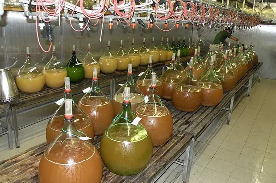 Fig. 3: L'uso della bentonite è una procedura standard per la stabilizzazione del vino.: © Centro di Sperimentazione Laimburg