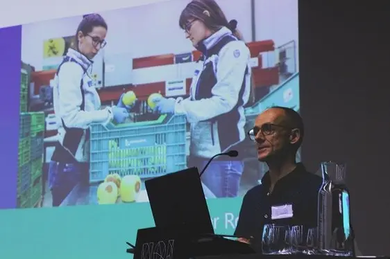 Fig. 2: Angelo Zanella, responsabile del gruppo di lavoro Frigoconservazione e Biologia del Postraccolta del Centro di Sperimentazione Laimburg e organizzatore del Convegno sul postraccolta: © Laimburg Research Centre