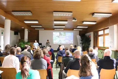 Abb. 1: Informationstag zu invasiven Neophyten am Versuchszentrum Laimburg: © Laimburg Research Centre/julia rizzo