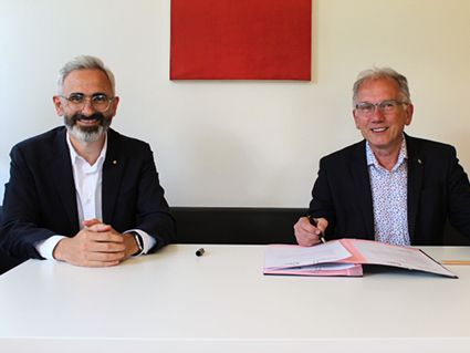 Il direttore del Centro di Sperimentazione Laimburg Michael Oberhuber e il Presidente del JKI Frank Ordon firmano il rinnovo dell'accordo di cooperazione. ©Centro di Sperimentazione Laimburg