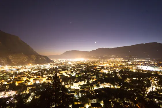 Fig. 4: L'inquinamento luminoso si verifica quando la luce viene utilizzata nel momento sbagliato, nel posto sbagliato o con un'intensità non necessaria.
© Museo di Scienze Naturali di Bolzano/David Gruber