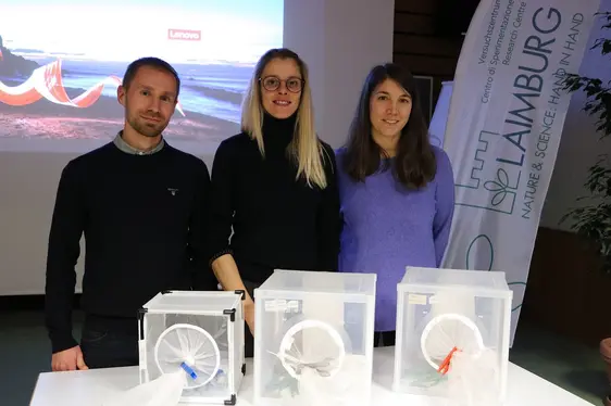 Abb. 2: Martin Parth, Stefanie Fischnaller und Martina Falagiarda vom Versuchszentrum Laimburg: © Laimburg Research Centre/agnese martinelli