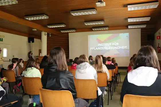 Fig. 2: Le ragazze hanno imparato fatti interessanti sul Centro di Sperimentazione Laimburg in una breve introduzione.: © Centro di Sperimentazione Laimburg
