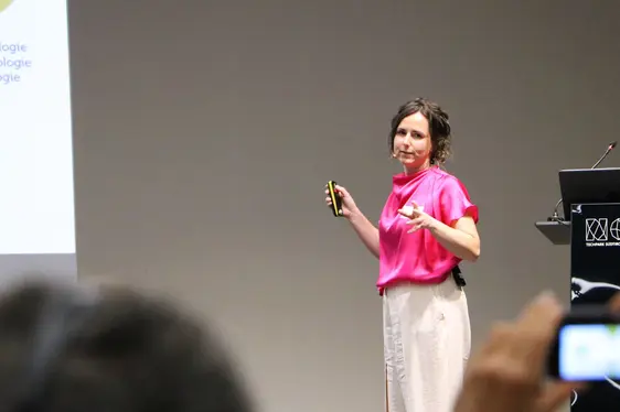 Abb. 2: 12 Expertinnen und Experten der verschiedensten Institutionen aus dem In- und Ausland referierten und diskutierten über neue Technologien zur frühzeitigen Erkennung von Pflanzenkrankheiten im Feld. Im Bild: Katrin Janik: © Laimburg Research Center/agnese martinelli