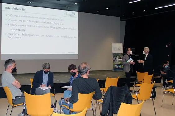 Fig. 3: In piccoli gruppi, le parti interessate hanno discusso vantaggi e svantaggi delle sperimentazioni del Centro Laimburg sul tema post-raccolta.: © Centro di Sperimentazione Laimburg