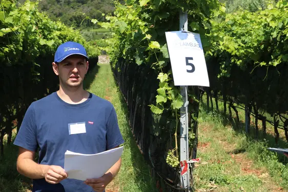 Fig. 4: Urban Spitaler, responsabile del gruppo di lavoro Valutazione Fitofarmaci ha presentato alcune prove sul contrasto all’oidio della vite: © Laimburg Research Centre/johanna höller