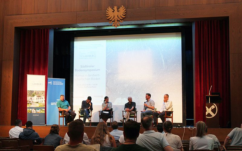 Fig. 1: Primo Convegno sul Suolo dell'Alto Adige: anche il pubblico si è unito alla discussione. © Centro di Sperimentazione Laimburg