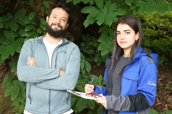 Fig. 2: Giacomo Gatti e Irene Perli, del team di ricerca del Centro di Sperimentazione Laimburg
© Laimburg Research Centre/agnese martinelli