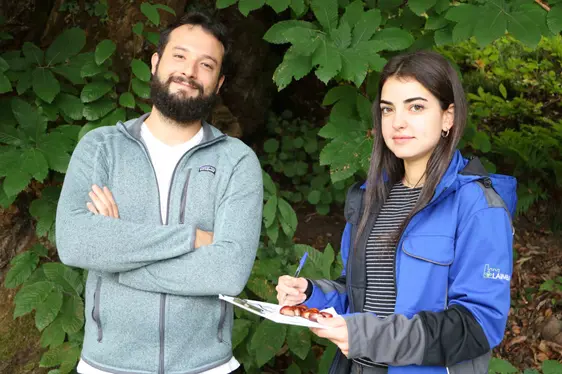 Abb. 2: Giacomo Gatti und Irene Perli vom Versuchszentrum Laimburg
© Laimburg Research Centre/agnese martinelli