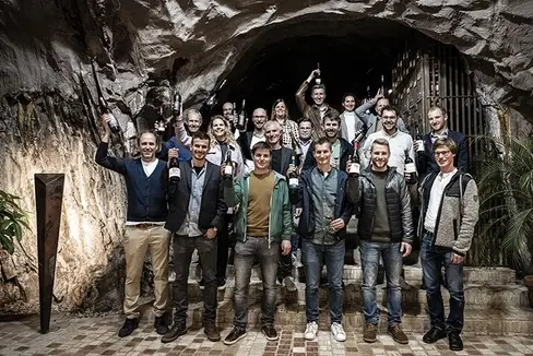 Il gruppo di venti viticoltrici e viticoltori dell’iniziativa “DNA Vernatsch” con i loro vini. © Jan Kusstatscher