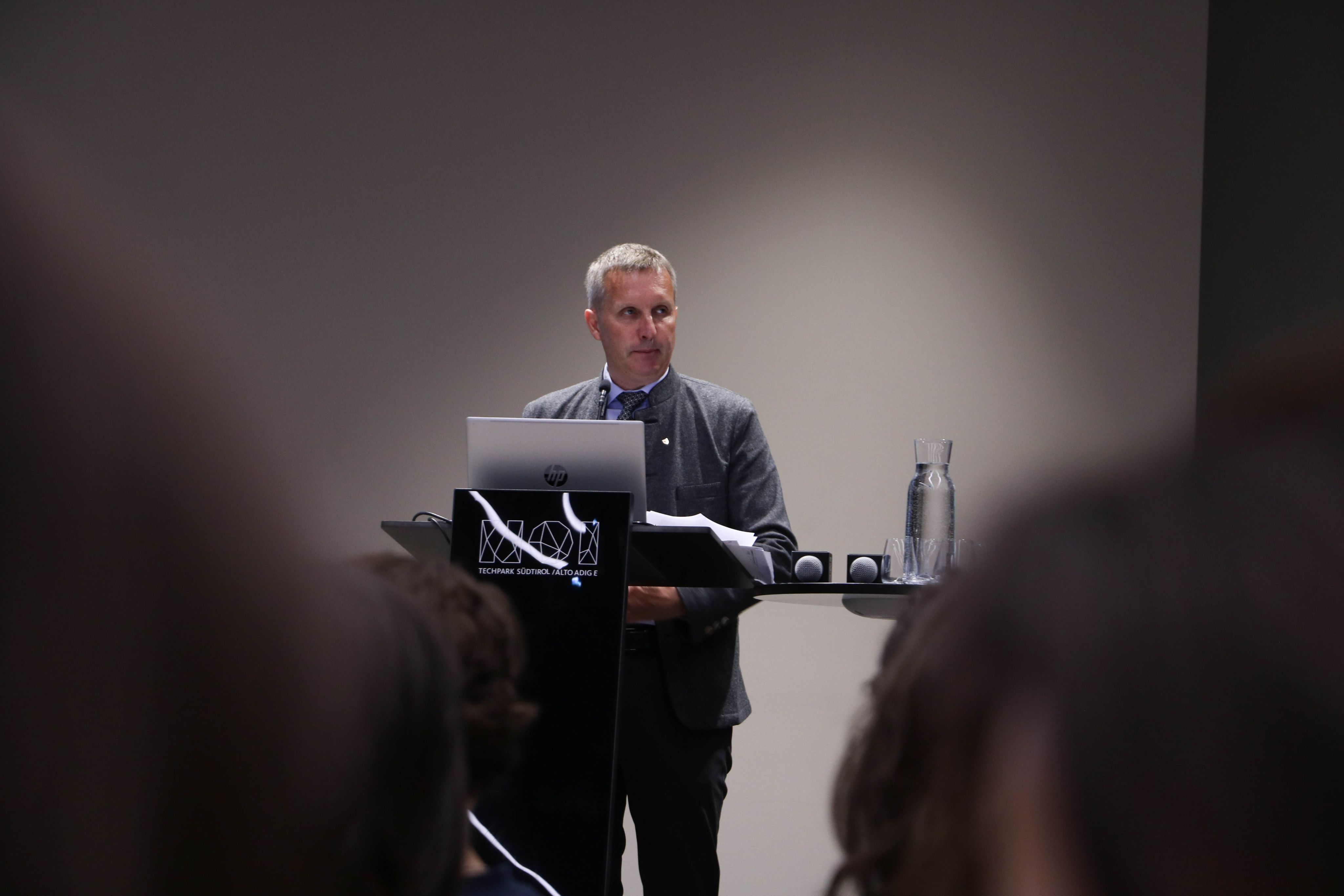 Abb. 1: Landesrat für Landwirtschaft Luis Walcher bei seinen Eröffnungsworten: © Laimburg Research Centre/agnese martinelli