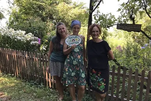 Abb. 1: Die Überreichung des 100. „Natur im Garten“-Plakette an Brigitte Foppa: © Laimburg Research Centre