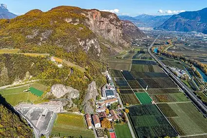 Drohnenansicht des Areals des Versuchszentrums Laimburg in Pfatten mit der Obst- und Rebanlage des LIDO.: ©Versuchszentrum Laimburg/ivocorrà
