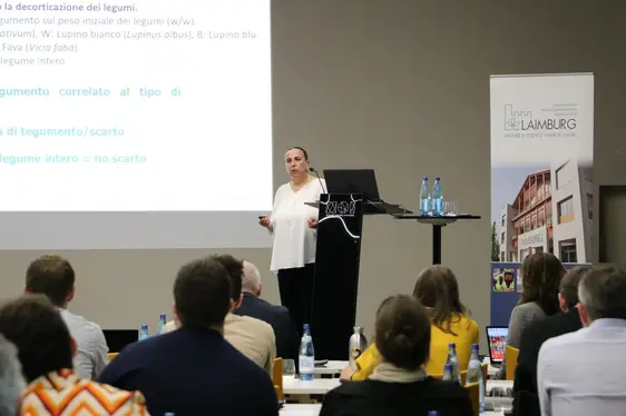 Abb. 4: Lorenza Conterno, Leiterin der Arbeitsgruppe „Fermentation und Destillation“ am Versuchszentrum Laimburg, berichtet über die Produktion von Tempeh aus Südtiroler Hülsenfrüchten: © Laimburg Research Centre/Agnese Martinelli