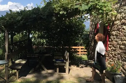 Fig. 2: Brigitte Foppa nel giardino Elsenhof a Montagna: © Laimburg Research Centre