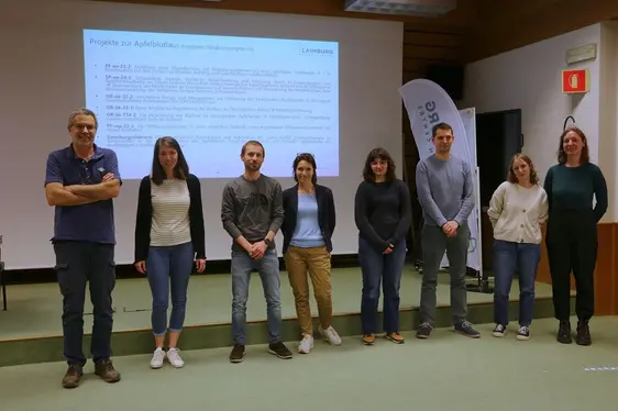 Fig. 5: Ricercatrici e ricercatori del Centro Laimburg coinvolti nel progetto prioritario. Da sinistra a destra Manfred Wolf, Martina Falagiarda, Martin Parth, Silvia Schmidt, Giulia Tonini, Urban Spitaler, Alessia Conci, Sonia Panizza: © Laimburg Research Centre