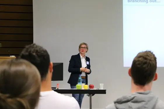 Fig. 2: Sabine Öttl, responsabile dell'Istituto della Salute delle Piante del Centro di Sperimentazione Laimburg, all'inizio del workshop: ©Laimburg Research Centre/julia rizzo