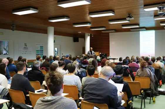 Abb. 2: Rund 100 Personen nahmen an der vom Versuchszentrum Laimburg in Zusammenarbeit mit der Stiftung Edmund Mach organisierten Kräuterfachtagung teil.
©Laimburg Research Centre/Agnese Martinelli