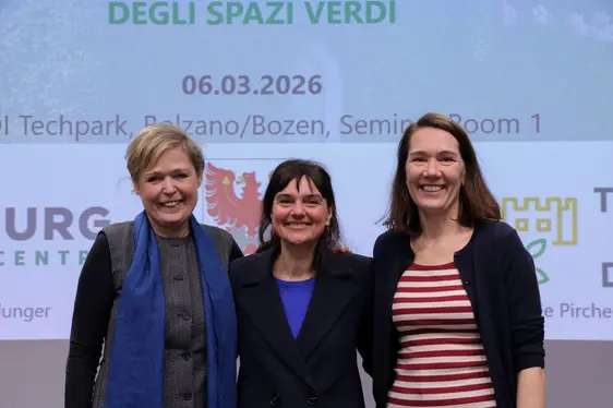 Fig. 2: Rappresentati degli enti organizzatori (da sinistra): Anni Schwarz del Comune di Merano, Kathrin Plunger del Centro Sperimentale Laimburg, Gabriele Pircher dei Giardini di Castel Trauttmansdorff.
© Laimburg Research Centre/Daniel Rossato