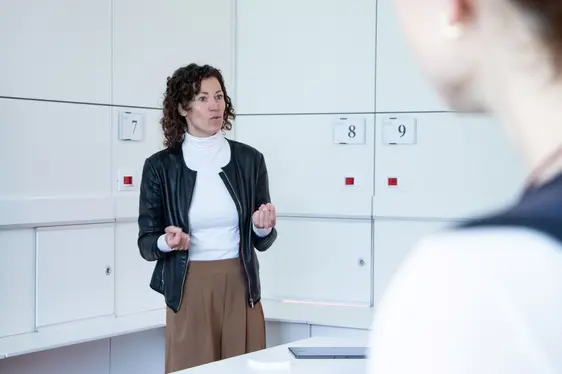 Abb. 3: Führungen im Labor für Sensorik des Versuchszentrums Laimburg mit der Laborleiterin Elisa Vanzo.
© Laimburg Research Centre/agnese martinelli