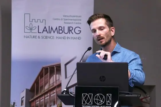 Fig. 3: Nicola Busato, ricercatore della Fondazione Edmund Mach e relatore ospite del Convegno: © Laimburg Research Centre