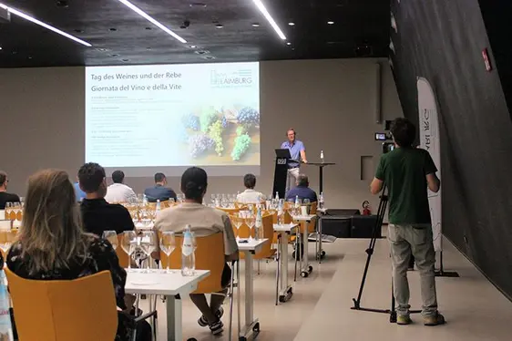 Fig. 2: Walter Guerra, vicedirettore del Centro di Sperimentazione Laimburg, ha inaugurato la giornata: © Centro di Sperimentazione Laimburg