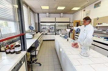 In questo laboratorio viene rilevata l’eventuale presenza di residui e contaminanti in prodotti agricoli.: ©Centro di Sperimentazione Laimburg/visim
