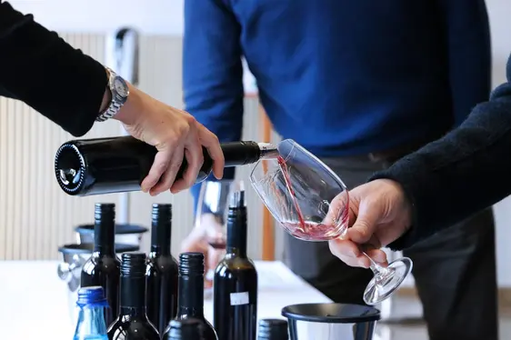 Fig. 4: Le persone presenti hanno avuto l’opportunità di degustare alcuni dei vini sperimentali presentati durante l’evento: © Laimburg Research Centre/agnese martinelli