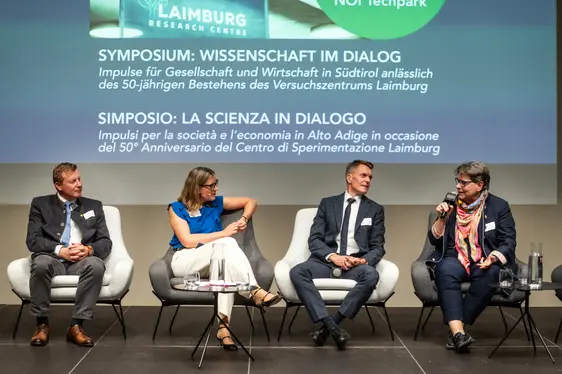 Abb. 6: Im Rahmen des Symposiums haben sich Vertreterinnen und Vertreter aus Wissenschaft, Politik, Lebensmittelverarbeitung, Landwirtschaft und Wirtschaft über die Rolle der angewandten Forschung in Landwirtschaft und Lebensmittelverarbeitung ausgetauscht. Von links nach rechts: Daniel Gasser, Franziska Maria Hack, Ulrich Stofner und Ulrike Tappeiner.
©Laimburg Research Centre/ivo corrà