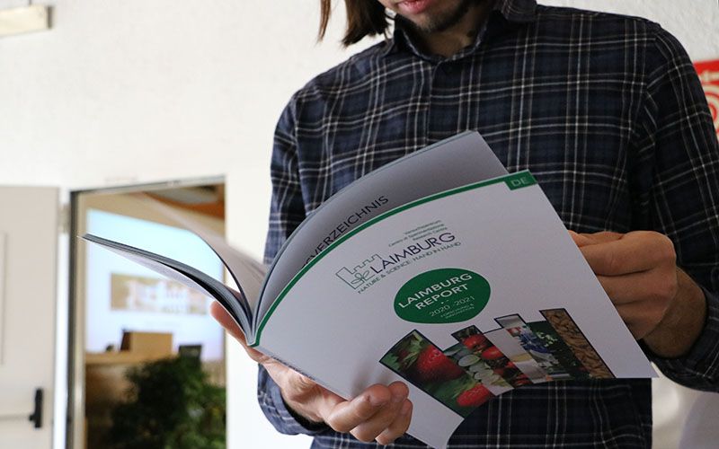 Abb. 1: Der Laimburg Report informiert über aktuelle Forschungsergebnisse des Versuchszentrums Laimburg. © Versuchszentrum Laimburg