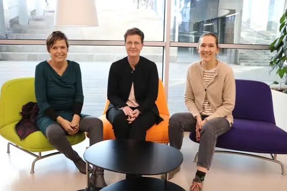 Fig. 4: Anni Schwarz, Ufficio gestione del verde e ambiente Merano, Helga Salchegger, responsabile Floricoltura e Paesaggistica del Centro di Sperimentazione Laimburg e Gabriele Pircher, Direttrice dell‘area Giardini di Castel Trauttmansdorff: © Laimburg Research Centre/johanna höller