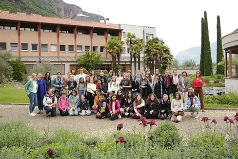 Fig. 1: Più di 30 studentesse hanno visitato il Centro di Sperimentazione Laimburg durante l’iniziativa Girls in Science. © Centro di Sperimentazione Laimburg