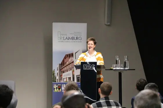 Fig. 2: Oltre 200 le persone interessate che hanno partecipato Convegno manutenzione sostenibile degli spazi verdi presso il NOI Techpark di Bolzano: © Laimburg Research Centre /agnese martinelli