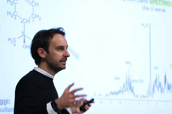 Fig. 5: Alberto Ceccon, responsabile del Laboratorio di Spettroscopia NMR, situato presso il NOI Techpark di Bolzano: © Laimburg Research Centre/julia rizzo