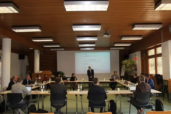 Abb. 2: Der Direktor des Versuchszentrums Laimburg bei der Begrüßung der Versammlung des Wissenschaftlichen Beirats.: © Versuchszentrum Laimburg