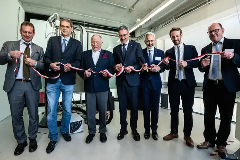 Abb. 1: Banddurchschneidung Labor für NMR-Spektroskopie: von links Matteo Scampicchio (unibz), Paolo Lugli (unibz), Prof. Kurt Wüthrich (Nobelpreisträger Chemie), Arno Kompatscher (Landeshauptmann), Michael Oberhuber (Versuchszentrum Laimburg), Alberto Ceccon (Versuchszentrum Laimburg) und Peter Robatscher (Versuchszentrum Laimburg) © Laimburg Research Centre /ivo corrà