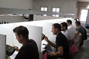 Erfahrene Weinprüfer verkosten die experimentellen Weine des Projektes PinotBlanc. ©Versuchszentrum Laimburg