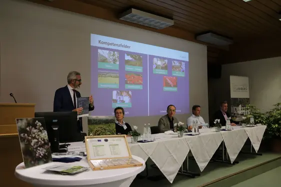 Il direttore ed i responsabili die quattro istituti presentano i highlight della ricerca 2018–2019, d. s. il direttore Michael Oberhuber, Barbara Raifer, Angelo Zanella, Klaus Marschall, Aldo Matteazzi. ©Centro di Sperimentazione Laimburg/Juli