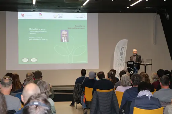 Fig. 3: Generare conoscenza nel campo della gestione degli spazi verdi e metterla in pratica è l'obiettivo del Centro di Sperimentazione Laimburg, ha dichiarato il direttore del Centro, Michael Oberhuber: © Laimburg Research Centre/johanna höller