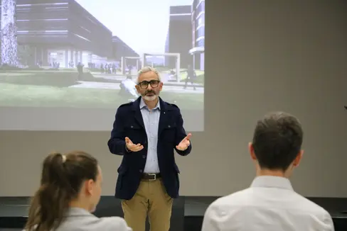 Fig. 1: Michael Oberhuber introduce l'evento conclusivo del progetto puRipiaNtA al NOI Techpark: © Laimburg Research Centre/agnese martinelli