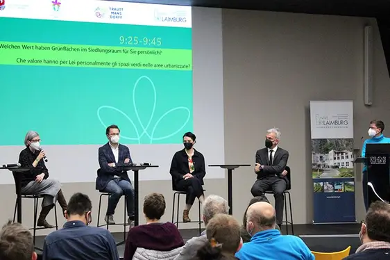 Tavolo di discussione tra Arnold Schuler, Roland Griessmair, Katharina Johanna Zeller, Helga Salchegger e Sonia Gantioler: © Centro di Sperimentazione Laimburg