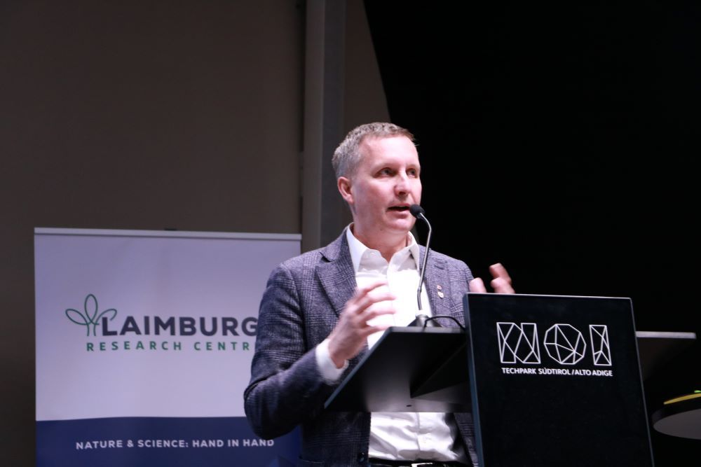 Abb. 1: Der Landesrat für Landwirtschaft, Luis Walcher, hat die Bedeutung von städtischem Grün und der fachgerechten Pflege hervorgehoben: © Laimburg Research Centre/Julia Rizzo