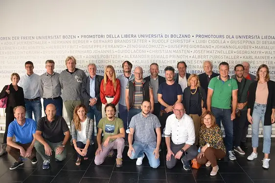 Fig. 2: Il team di ricerca del progetto sull’analisi isotopica composto da ricercatrici e ricercatori di Eco Research, Centro di Sperimentazione Laimburg e Libera Università di Bolzano.: © unibz