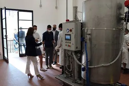 La responsabile del gruppo di lavoro Trasformazione dei Prodotti Ortofrutticoli del Centro Laimburg Elena Venir spiega il funzionamento del nuovo impianto DIC: ©Centro di Sperimentazione Laimburg/fmhack