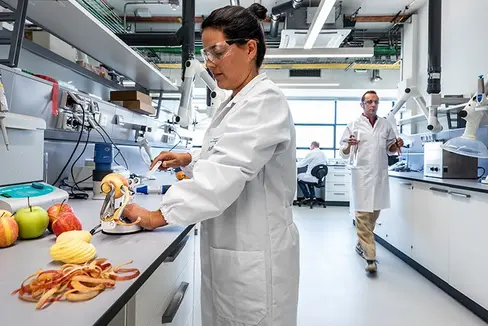 Fig. 1: Il Laboratorio per Aromi e Metabiliti del Centro di Sperimentazione Laimburg situato presso il NOI Techpark © Centro di Sperimentazione Laimburg / ivo corrà