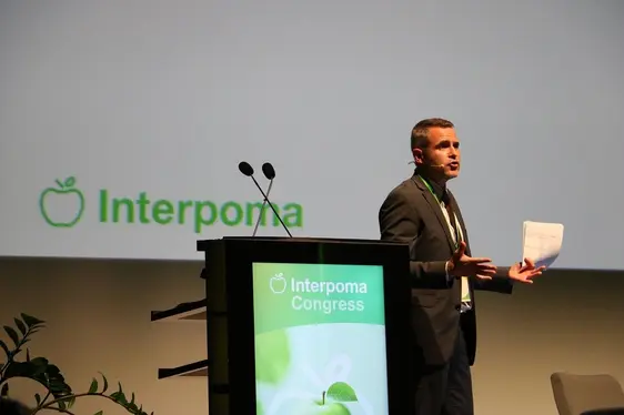 Fig. 5: Thomas Letschka, responsabile dell’Istituto di Chimica Agraria e Qualità Alimentare, moderatore della prima giornata dell’Interpoma Congress: © Laimburg Research Centre/Agnese Martinelli