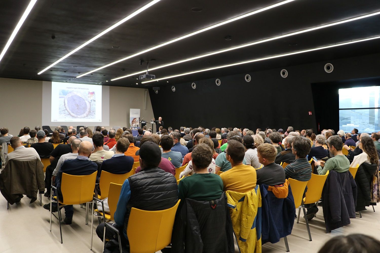 Abb. 1: Über 200 Teilnehmende haben die Fachtagung Naturnahe Grünflächenpflege besucht: © Laimburg Research Centre/Agnese Martinelli