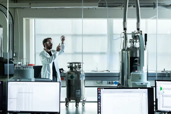 Fig. 7: Alberto Ceccon, responsabile del Laboratorio di Spettroscopia NMR: Fig. 7: © NOI Techpark/ivo corrà