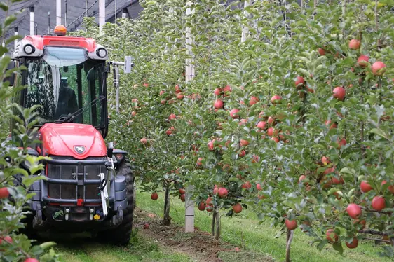 Abb. 4: Am Traktor angebrachte innovative Technologien, die von den Unternehmen und Start-ups beim Open Day LIDO präsentiert wurden: © Laimburg Research Centre/agnese martinelli